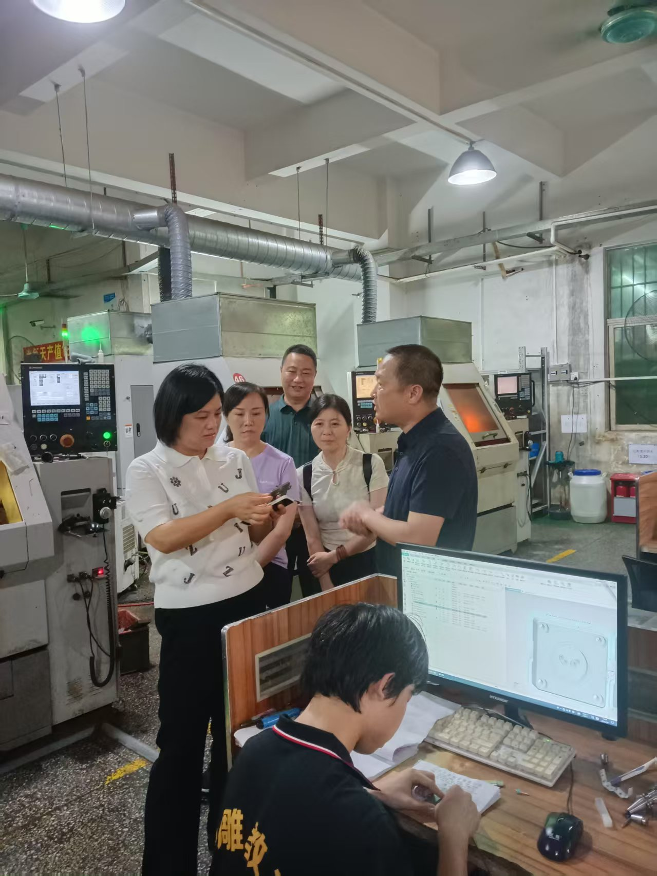 东莞京雕教育：湖南省娄底市娄星区changwei、统战部部长高英率队专程走访东莞京雕教育科技有限公司与总经理谭德元座谈交流