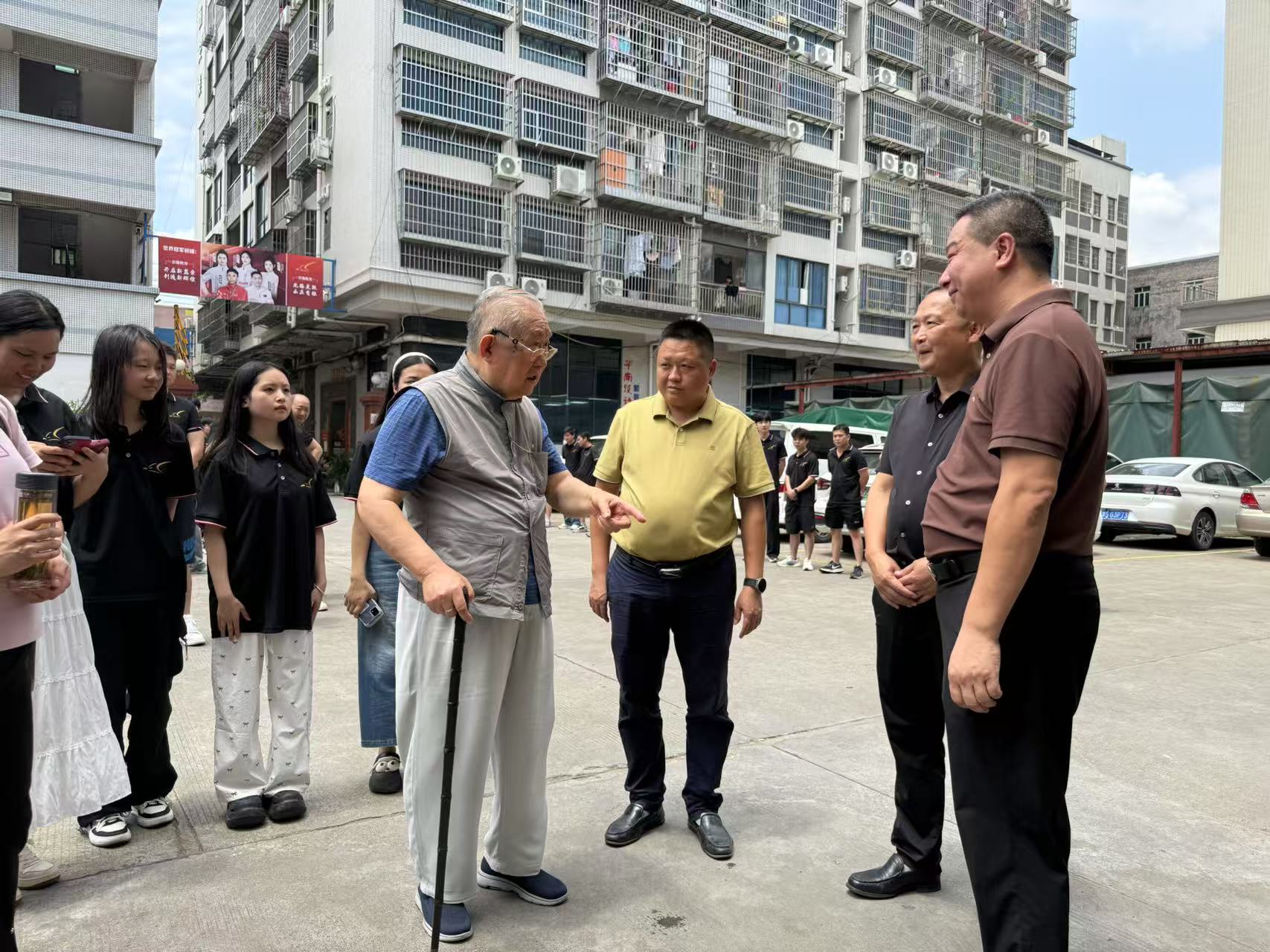 龚谷成中将莅临京雕教育 为教育工作指明方向