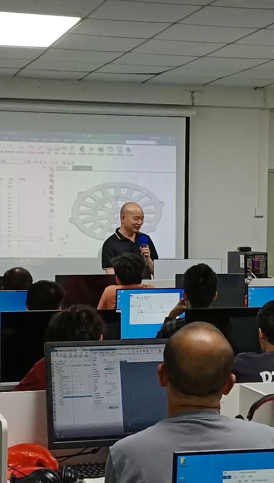 每周一次的技术分享会,让学员坐